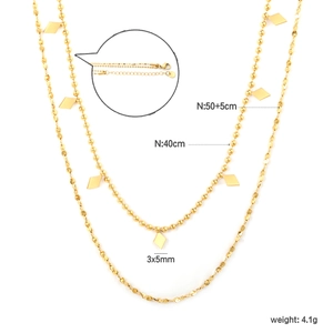Detalle de collar de doble capa de acero inoxidable dorado con colgantes de rombo y cierre