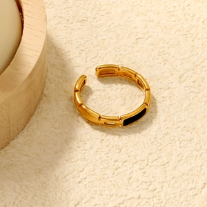 Anello aperto in acciaio inossidabile placcato oro 18K con smalto nero e maglie ovali