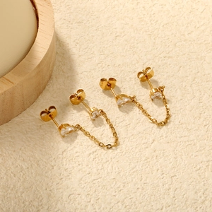 Orecchini a doppio perno dorati con zircone a goccia e catena in stile minimalista