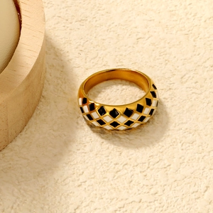 Anello a cupola in acciaio inossidabile dorato con design smaltato a scacchi