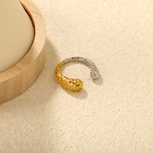 Minimalist C-shaped bicolor ring with hammer texture and 18K gold plating