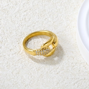 Detail eines 18K vergoldeten Edelstahlrings mit asymmetrischem Zirkonia-Inlay-Design