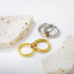Ineinandergreifende geometrische Doppelringe in Gold und Silber mit minimalistischem Design