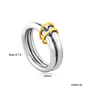 Detailaufnahme des dreifach verbundenen Edelstahlrings mit Goldakzenten und Größenangabe