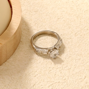 Nahaufnahme eines eleganten Zirkonia-Rings mit Sechskant-Fassung und Seitensteinen