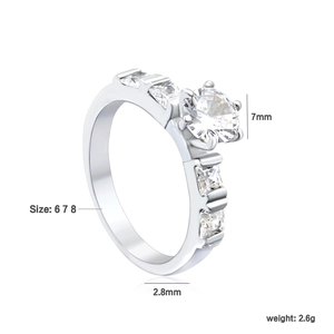Bague classique argentée avec zircone ronde de 7 mm et monture à quatre griffes