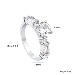 Détails d'une bague argentée avec zircon 6,5mm et pierres de taille baguette