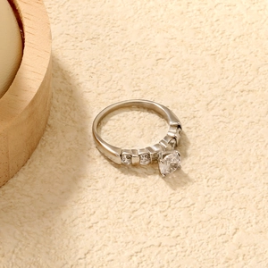 Detail eines Zirkonia-Rings mit vierfacher Krappenfassung und funkelnden Diamanten