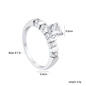 Détail macro d'un zircon rond de 5,5 mm dans une monture à six griffes sur bague en argent