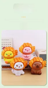 Détail de quatre figurines d'animaux avec chapeaux taiyaki sur un bureau esthétique