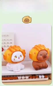 Gros plan de tirelires mignonnes chat et capybara sur un bureau avec un clavier