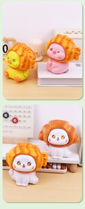 Détail de tirelires animaux mignons en forme d'animaux avec chapeaux croissants sur bureau