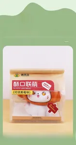 Détail de la figurine Chat Croissant dans son emballage cadeau sur un bureau en bois