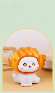 Vue détaillée d'une tirelire chat avec chapeau poisson sur un bureau en bois décoré
