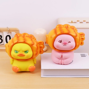 Tirelires mignonnes canard et cochon avec chapeaux de poisson sur un bureau en bois