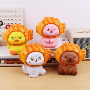 Collection de tirelires animaux mignons avec chapeaux taiyaki sur un bureau en bois