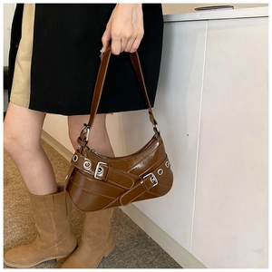 Détails du sac hobo en cuir marron foncé avec œillets argentés et boucles métalliques