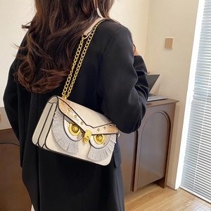 Sac bandoulière blanc en forme de hibou avec chaîne dorée et détails de franges argentées