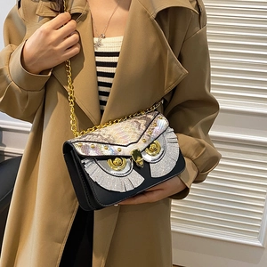 Sac bandoulière hibou noir à texture d'écailles colorées avec chaîne dorée élégante