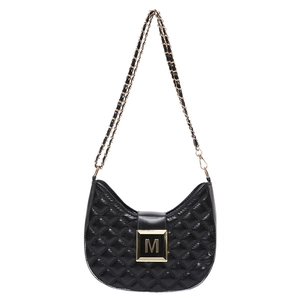 Bolso de cadena acolchado negro con hebilla dorada de letra M y correa de cuero