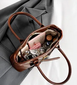 Vue intérieure montrant la grande capacité de rangement du grand sac fourre-tout