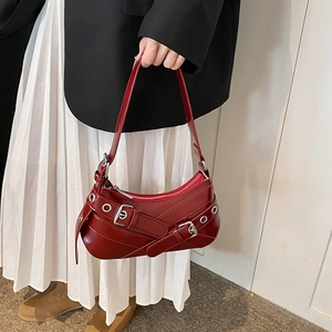 Sac sous le bras croissant bordeaux style Y2K avec sangles décoratives à œillets
