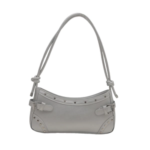 Borsa a spalla argento a mezzaluna con borchie metalliche e finitura in ecopelle retrò