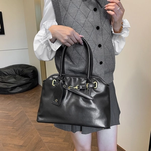 Sac Boston rétro en cuir noir avec ferrures dorées et design spacieux à deux anses