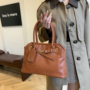 Sac Boston en cuir marron au design minimaliste avec boucle dorée pour le style 2024