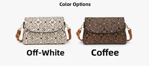 Dettaglio della borsa a tracolla stampata con colori beige e caffè e fibbie dorate