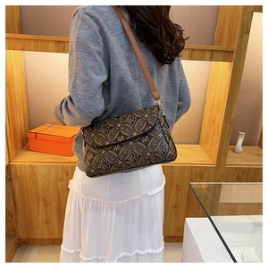 Vista posteriore di una modella che indossa la borsa a tracolla marrone monogram