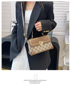 Détail du sac bandoulière vintage avec boucle D dorée et motif à monogramme