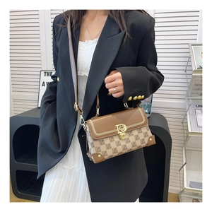 Détails du sac à bandoulière vintage avec boucle dorée et finitions en cuir cousu main