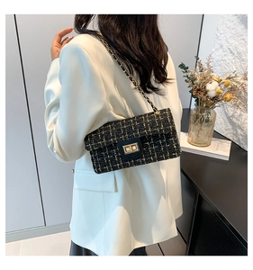 Détail du sac bandoulière en tweed avec chaîne en métal et fermoir pivotant sur modèle