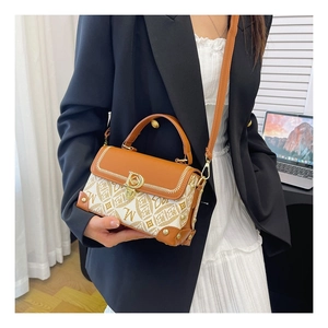 Détails du sac à main monogramme vintage avec coins en métal et fermoir en D sur la bandoulière