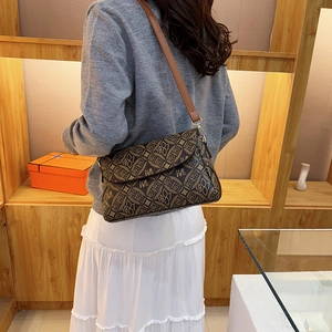 Borsa a tracolla marrone con motivi monogramma vintage e tracolla regolabile per donna