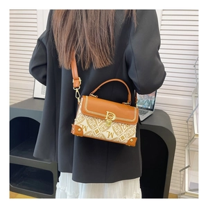 Détail du sac bandoulière vintage à monogramme avec boucle dorée et poignée en cuir pour femme