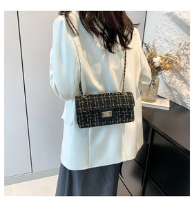 Détail du sac bandoulière en tweed avec chaîne dorée et motif à carreaux sur le modèle
