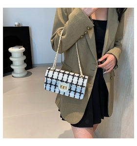 Détail du sac en tweed à carreaux avec chaîne en métal doré et fermoir rotatif
