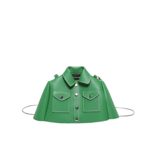 Kreative smaragdgrüne Umhängetasche in Form einer Bikerjacke mit silberner Kette