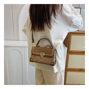 Détail du sac à main vintage avec fermoir rotatif en métal et bandoulière en cuir