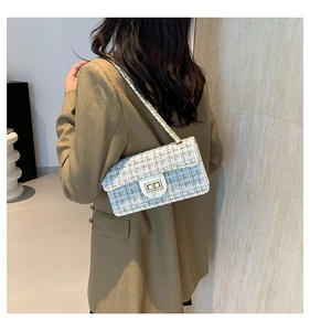 Détail du sac bandoulière en tweed avec fermoir doré et bandoulière en chaîne