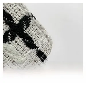 Gros plan sur un tissu en tweed noir et blanc de qualité montrant la texture tissée