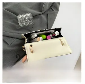 Vue intérieure du sac à chaîne blanc cassé avec téléphone et maquillage
