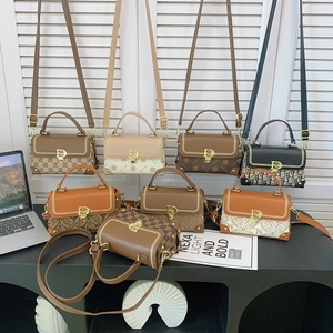 Sacs à main rétro avec boucles en métal en D et motifs de monogramme vintage