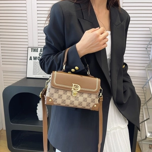 Sac à main vintage à imprimé floral avec boucle en D et détails de coutures beiges