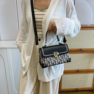 Sac à main rétro en jacquard avec boucle en D dorée et bandoulière en cuir souple