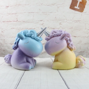Huchas de unicornio nacarado de ensueño con degradados pastel azul y amarillo suave