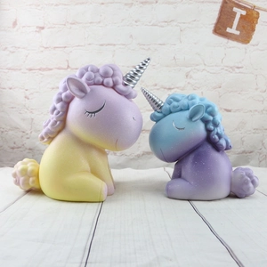 Detalle de huchas de unicornio con purpurina, colores degradados y cuernos plateados