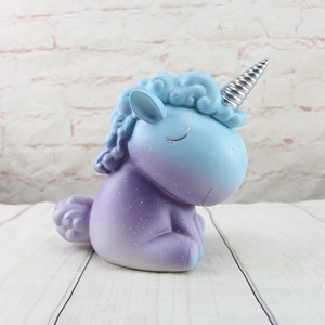 Vista detallada de la hucha unicornio degradado azul-violeta con purpurina plateada